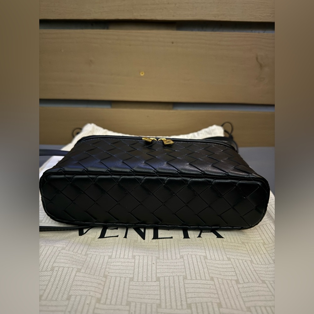 ❗️Sold Bottega Veneta
Intrecciato Leather Convertible
Vanity Case - Picture 5 of 8